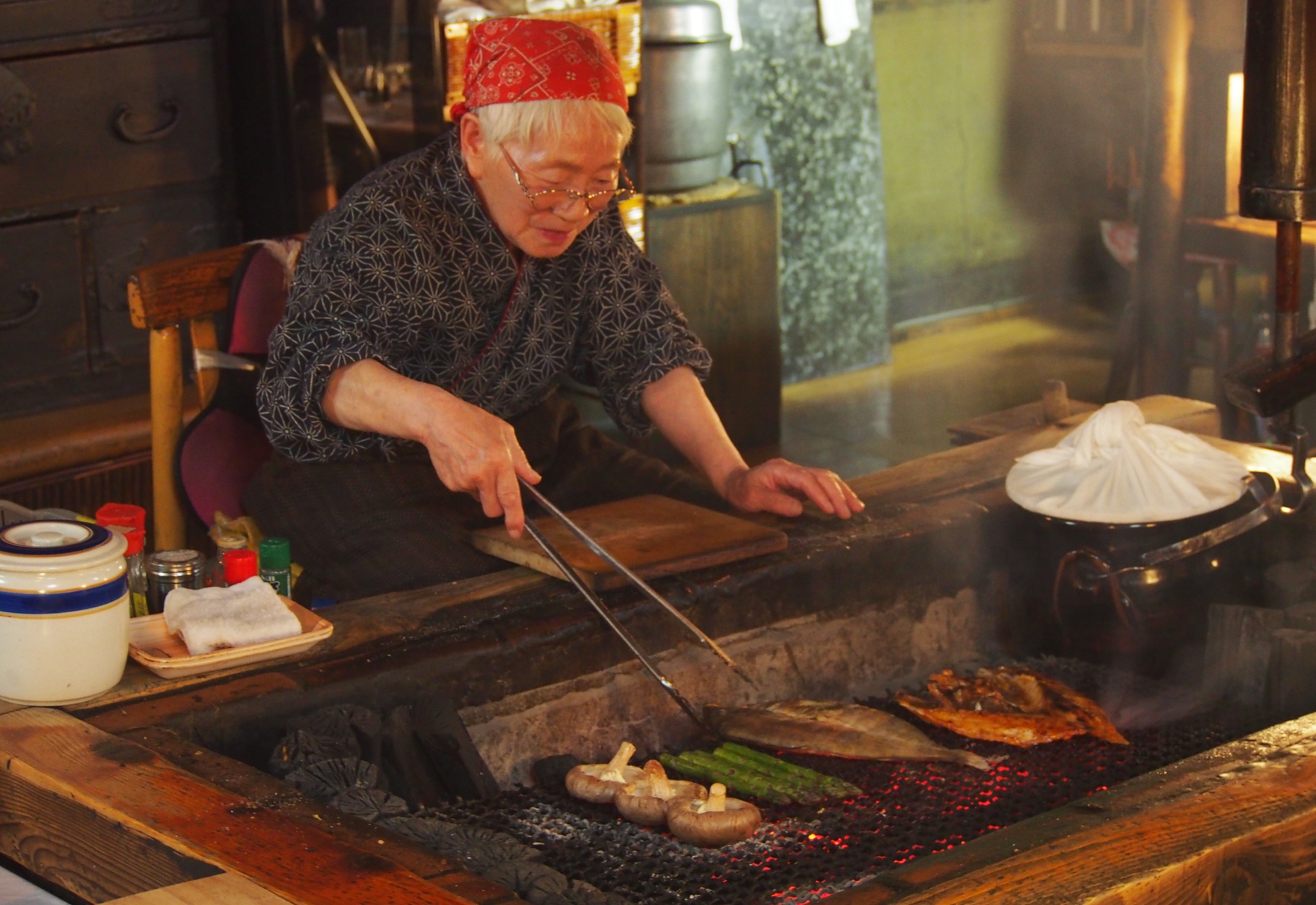 炉端焼き発祥の店、「炉ばた」